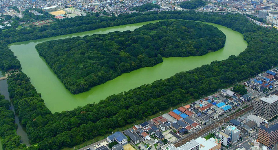 Kofun-Japan's-Keyhole-Shaped-Burial-Mounds