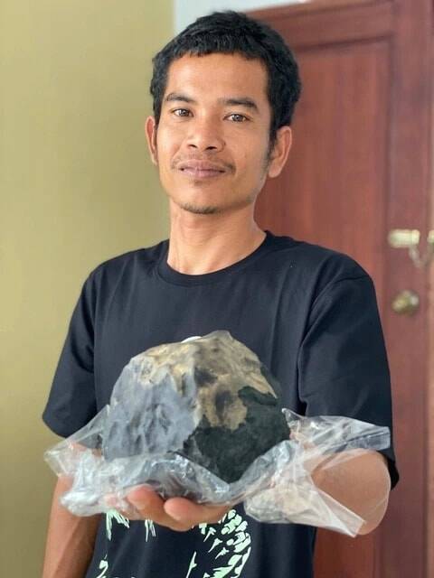 Josua Hutagalung-with-meteorite