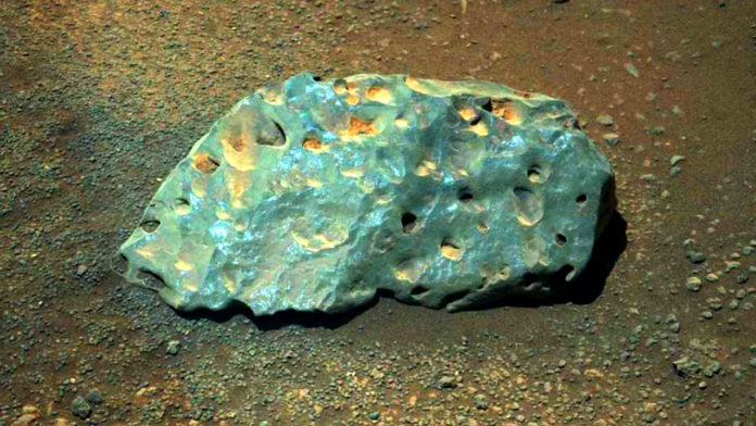 Mysterious-green-rock-on-mars